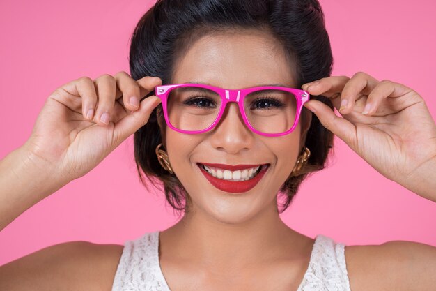 Portrait de mode femme action avec lunettes de soleil