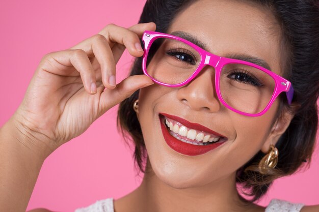 Portrait de mode femme action avec lunettes de soleil