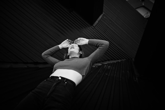 Photo gratuite portrait de mode d'une fille sexy rousse sur le toit modèle séduisante femme séduction