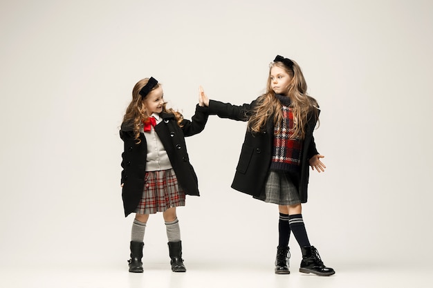 Le portrait de mode de jeunes belles adolescentes au studio