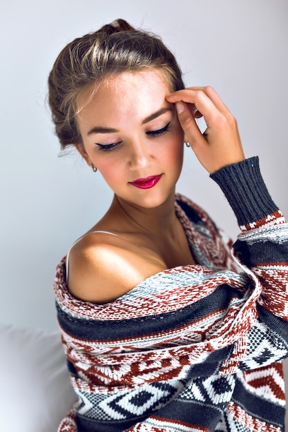 Photo gratuite portrait de mode de mode de vie de séduisante jeune femme magnifique, profitez de sa matinée, vêtue de lingerie blanche et d'un cardigan élégant et confortable, détendez-vous seule, chambre blanche.