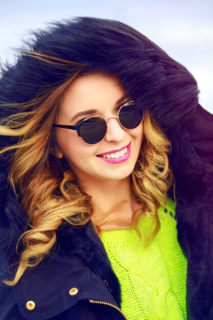 Portrait de mode en plein air de jeune femme élégante portant des lunettes de soleil et merlu ver