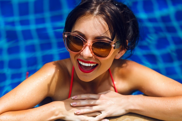 Portrait de mode de vie d'été d'une femme sexy beauté magnifique nageant sur la piscine, se faire bronzer et se détendre, vacances de luxe.