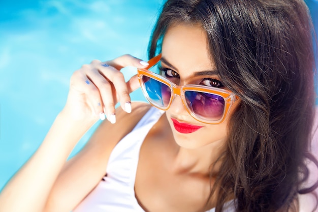 Portrait de mode de vie en plein air de jolie femme avec des lunettes de soleil