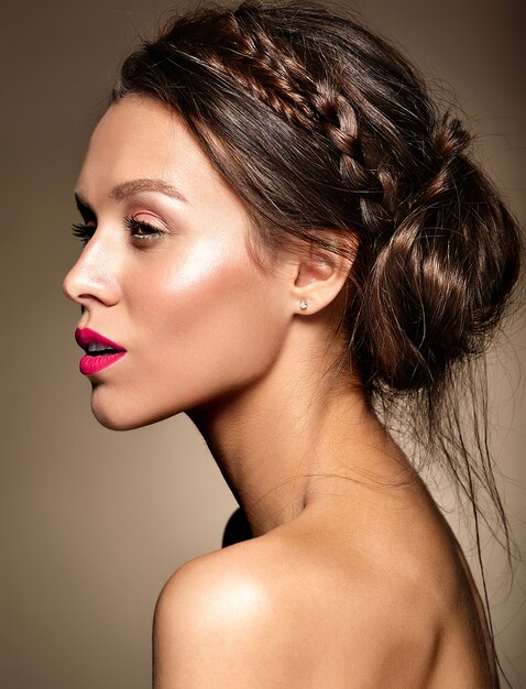 Portrait de modèle de belle femme avec du maquillage quotidien frais et des lèvres rouges