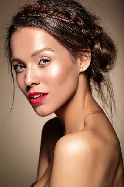 Portrait de modèle de belle femme avec du maquillage quotidien frais et des lèvres rouges