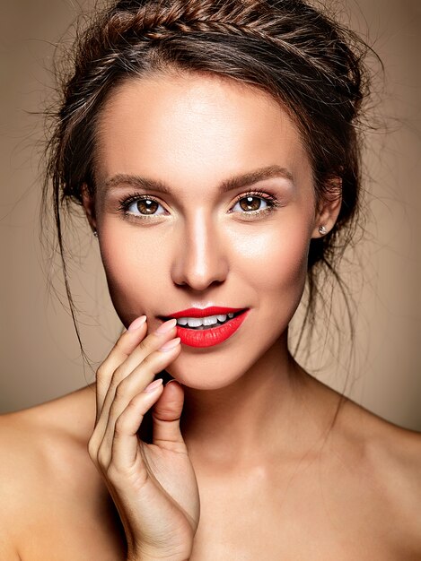 Portrait de modèle de belle femme avec du maquillage quotidien frais et des lèvres rouges