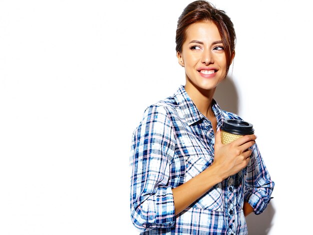 Portrait de modèle belle femme en vêtements d'été décontractés sans maquillage sur mur blanc