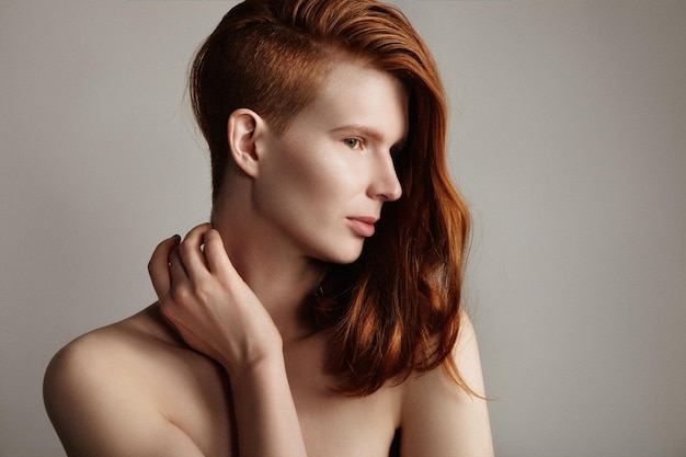 Portrait de modèle de cheveux roux avec portrait de gros plan de peau de beauté idéale