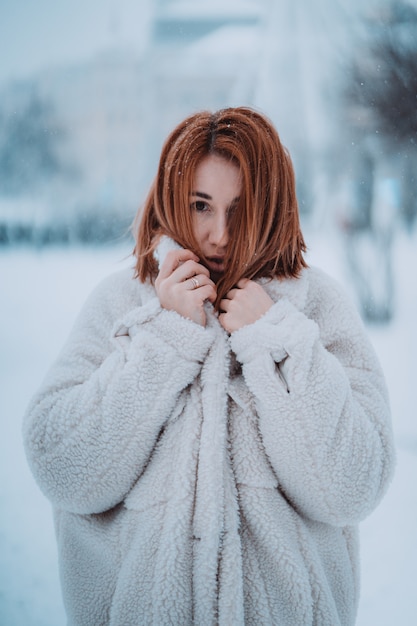 Portrait modèle féminin à l'extérieur dans la première neige