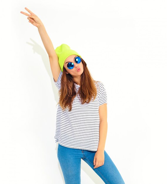 Portrait de modèle jeune femme élégante dans des vêtements d'été décontractés en bonnet jaune isolé sur blanc. Les mains en l'air