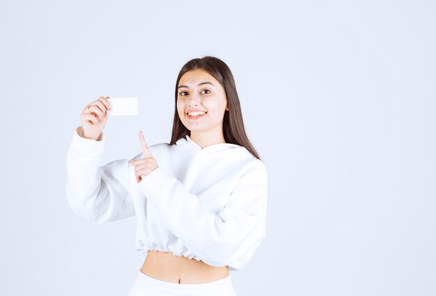 Portrait d'un modèle de jeune fille heureuse pointant sur une carte.