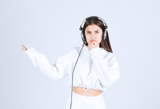 Portrait d'un modèle de jeune fille mignonne debout avec un casque.