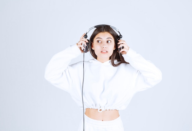 Portrait d'un modèle de jeune fille mignonne debout avec un casque.