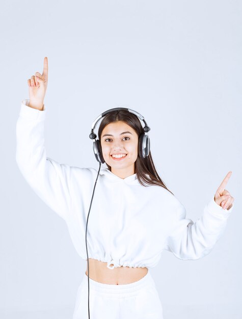 Portrait d'un modèle de jeune fille mignonne debout avec un casque.