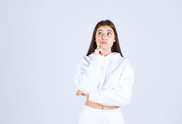 Portrait de modèle de jolie jeune fille posant et posant.