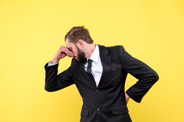 Portrait de la moitié du corps du jeune homme se concentrant sur quelque chose