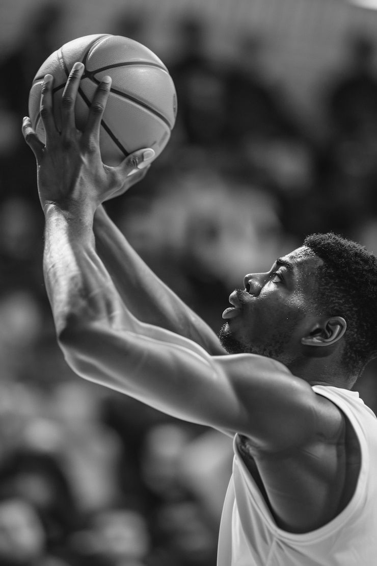 Photo gratuit portrait monochrome d'un athlète en compétition au championnat des jeux olympiques