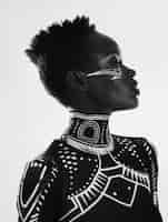 Photo gratuite portrait monochrome d'une belle femme africaine
