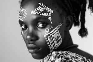 Photo gratuite portrait monochrome d'une belle femme africaine