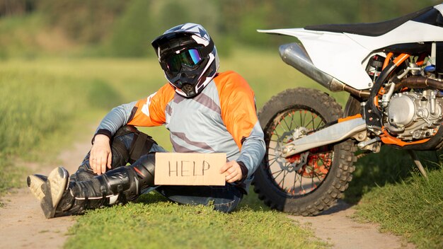 Portrait, de, motocycliste, cavalier, tenue, aide, signe