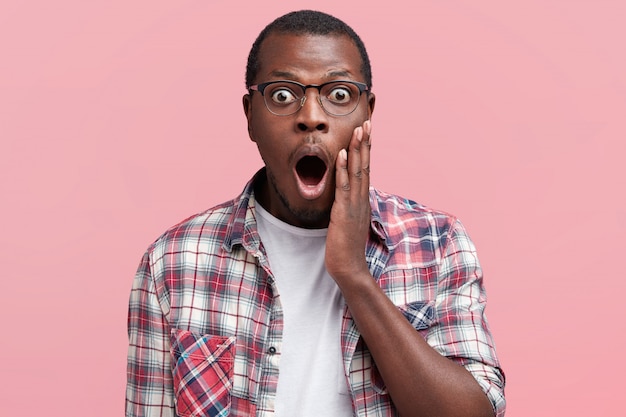 Portrait De Nerd étudiant Intelligent Terrifié, Porte Des Lunettes Et Une Chemise à Carreaux, Choqué D'échouer à L'examen Et De Recevoir Une Mauvaise Note