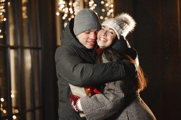 Portrait de nuit en plein air de jeune couple avec boîte-cadeau