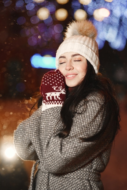 Photo gratuite portrait de nuit en plein air de jeune femme dans la rue