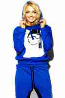 Photo gratuite portrait of beautiful happy sweet smiling blonde woman woman in casual hipster blue sportswear