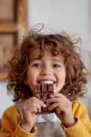 Photo gratuite portrait of happy child eating delicious chocolate
