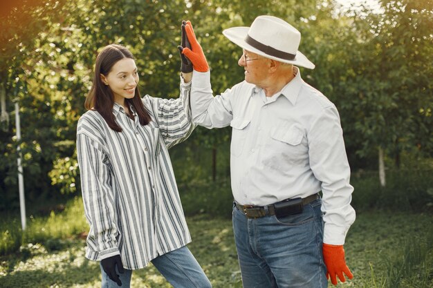 Portrait of senior man in a hat jardinage avec petite-fille