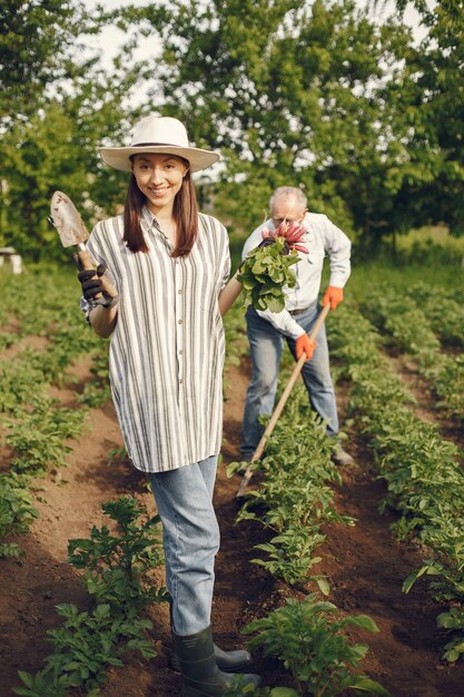 Portrait of senior man in a hat jardinage avec petite-fille