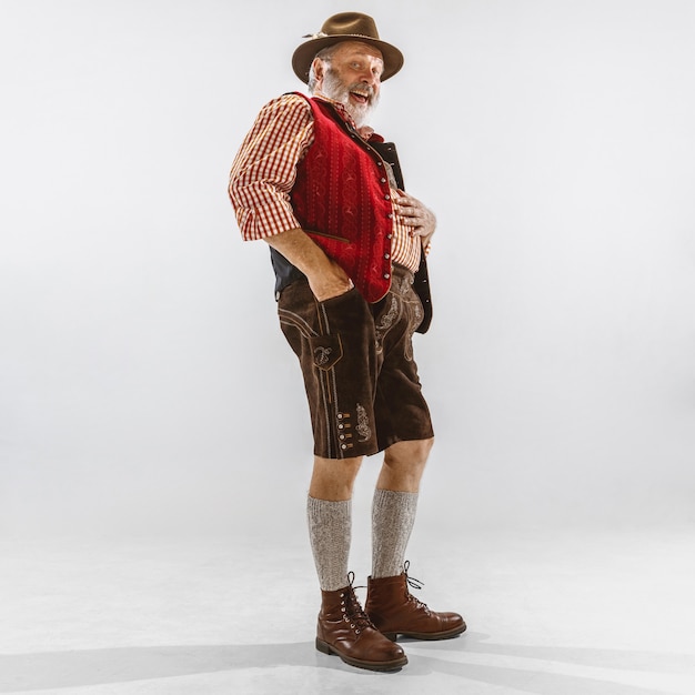 Portrait of senior man in hat, portant les vêtements traditionnels bavarois