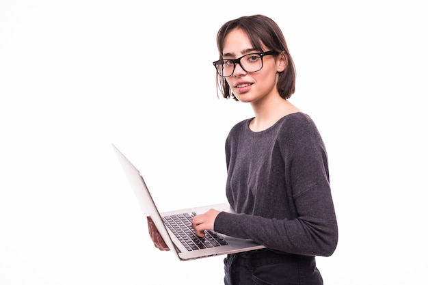 Portrait of smiling teen girl holding ordinateur portable isolé