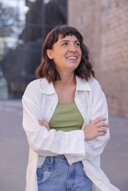 Portrait of smiling woman détourner le regard en chemise blanche