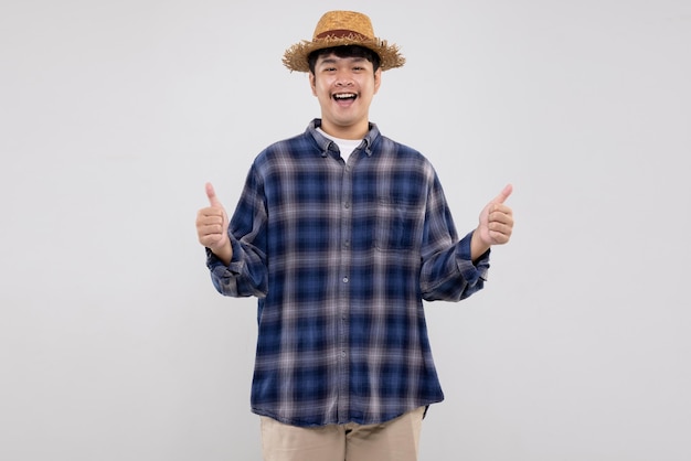 Portrait of young Asian man farmer Thumbs up hand signal Smart farmer sur fond blanc isolé