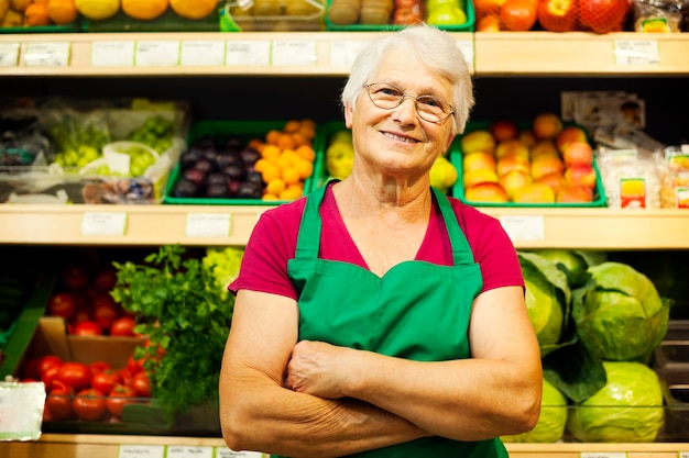 Portrait d'ouvrier de magasin d'âge mûr