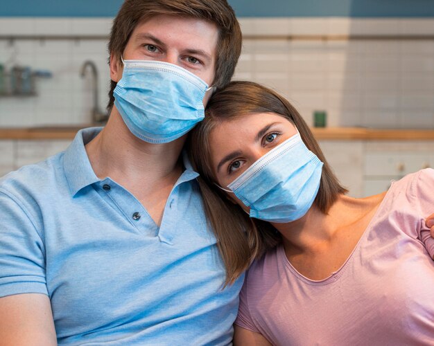 Portrait de parents portant un masque facial