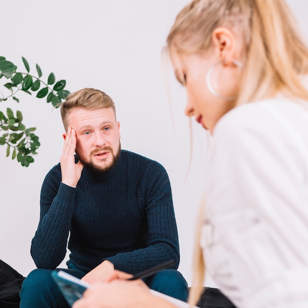 Photo gratuite portrait d'un patient déprimé parlant avec un psychologue