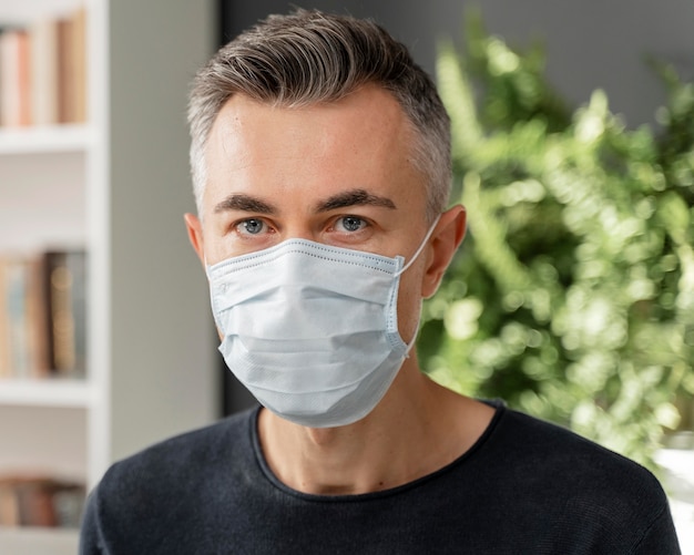 Portrait de patient avec masque au bureau de thérapie