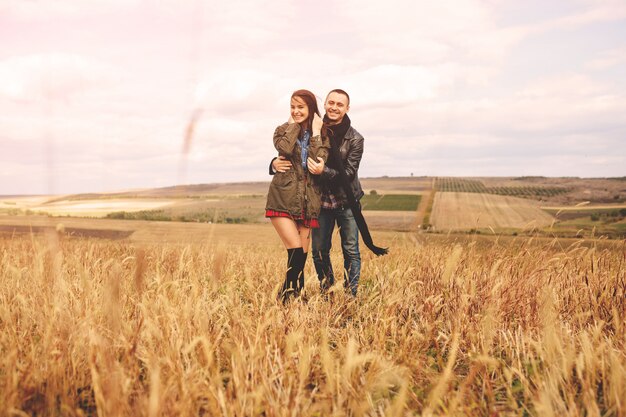 Portrait de paysage de jeune beau couple élégant sensuel et s'amuser en plein air