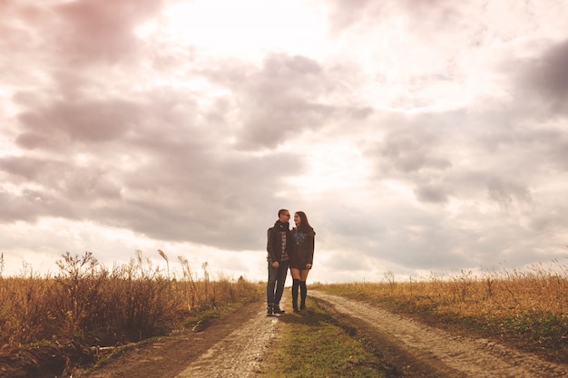 Portrait de paysage de jeune beau couple élégant sensuel et s'amuser en plein air