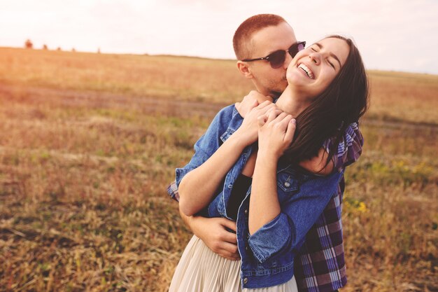 Portrait de paysage de jeune beau couple élégant sensuel et s'amuser en plein air