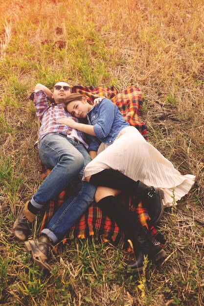 Portrait de paysage de jeune beau couple élégant sensuel et s'amuser en plein air