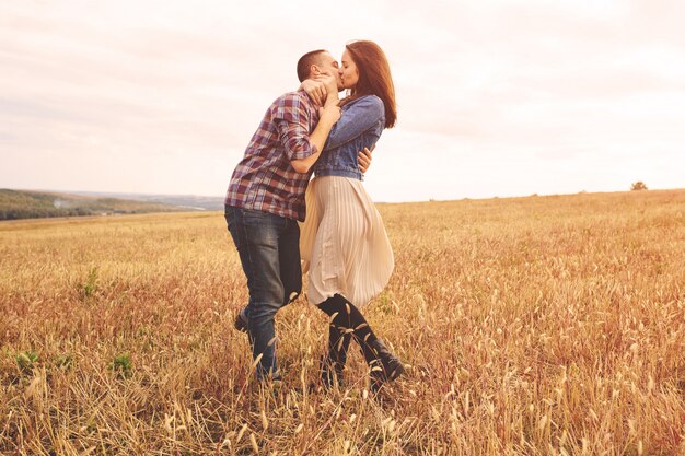 Portrait de paysage de jeune beau couple élégant sensuel et s'amuser en plein air