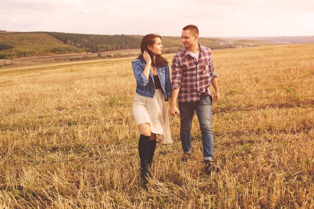 Portrait de paysage de jeune beau couple élégant sensuel et s'amuser en plein air