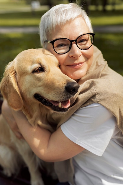 Portrait d'une personne âgée avec son chien