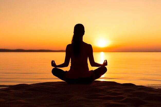 Portrait d'une personne pratiquant le yoga sur la plage au coucher du soleil