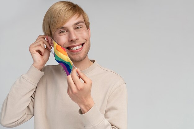 Portrait de personne queer en chemisier blanc