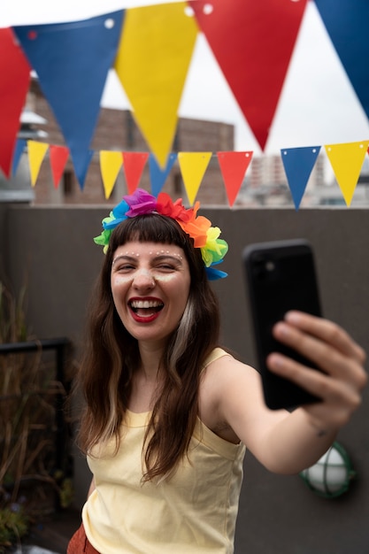 Portrait de personne s'amusant au carnaval